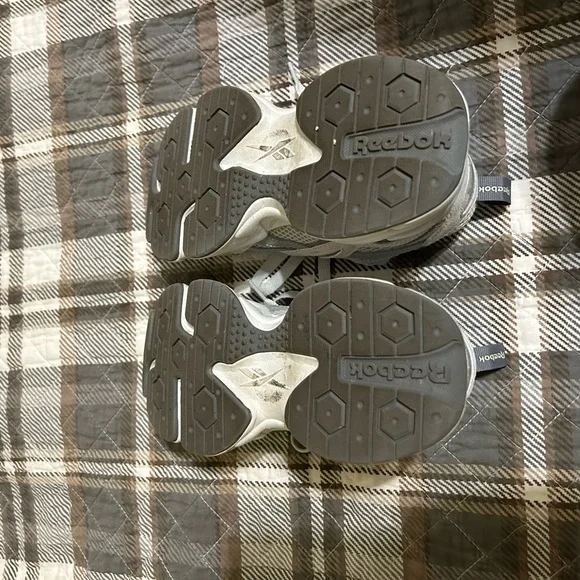 Reebok Women’s Light Gray and Dark Gray Sneakers - Picture 5 of 6